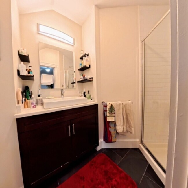 Foto del edificio - Large Unit in brookline Village, In-Unit Washer and Dryer, One Parking Space is Included