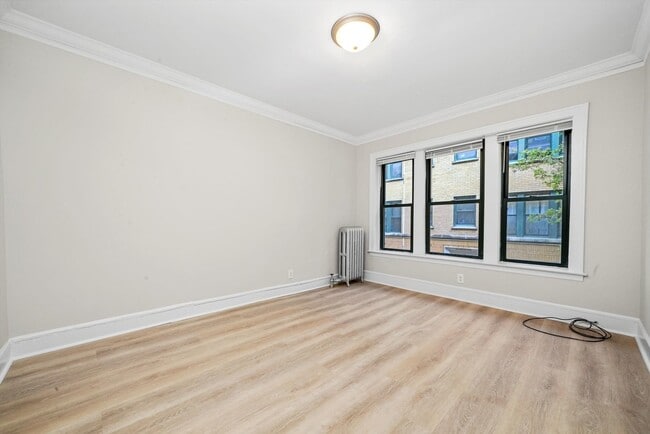 Building Photo - 2633 1/2 N Spaulding Ave