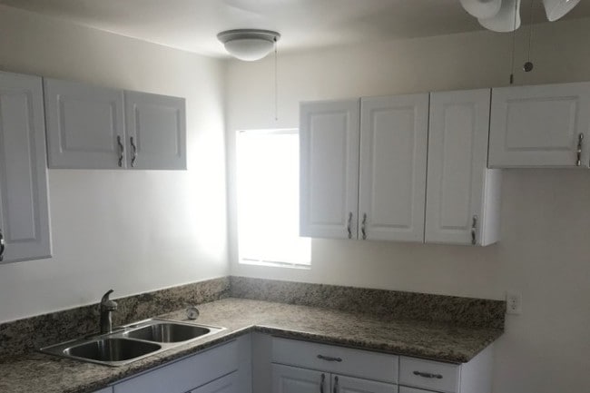 Foto del edificio - 4166 W 162nd St
