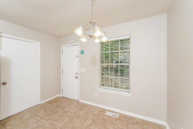 Foto del edificio - 1684 Brewster Rd