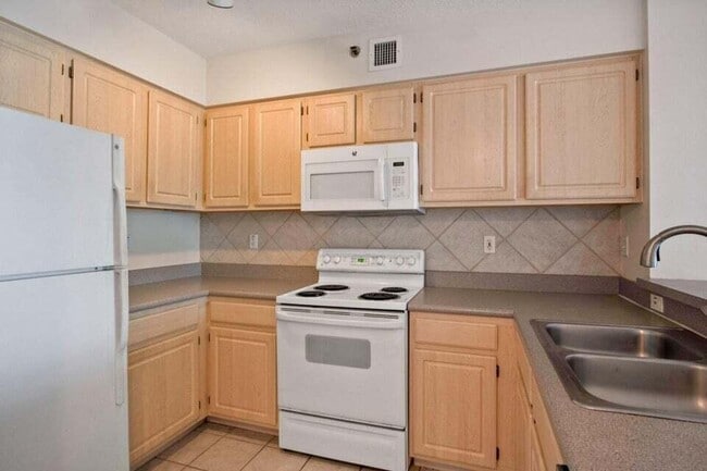 Building Photo - 2665 SW 37th Ave