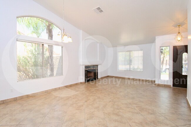 Building Photo - 661 W Horseshoe Ave