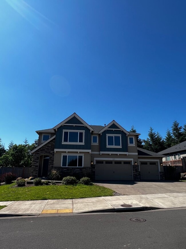 Building Photo - Beautiful Eugene 4-bed 3-bath 4100 sq. foo...