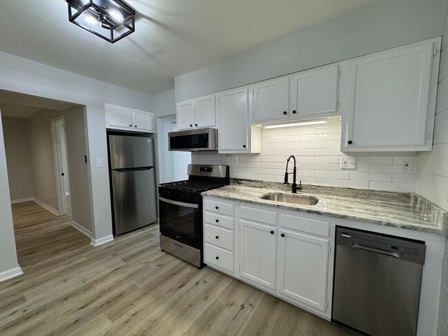Building Photo - 2205 Hathaway Dr