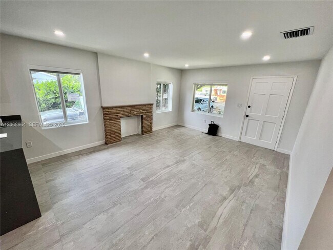 Foto del edificio - 850 NE 127th St