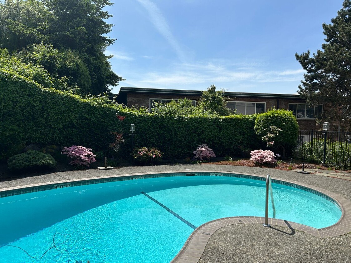 Foto principal - Alki Ave 2BR/1.75BA Condo - Large Floor Pl...