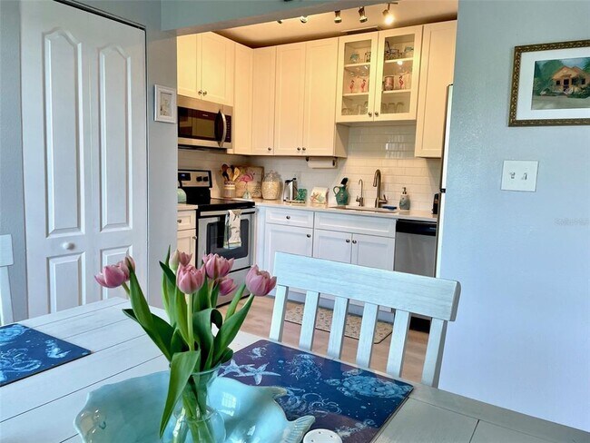 Building Photo - 249 Pompano Dr SE