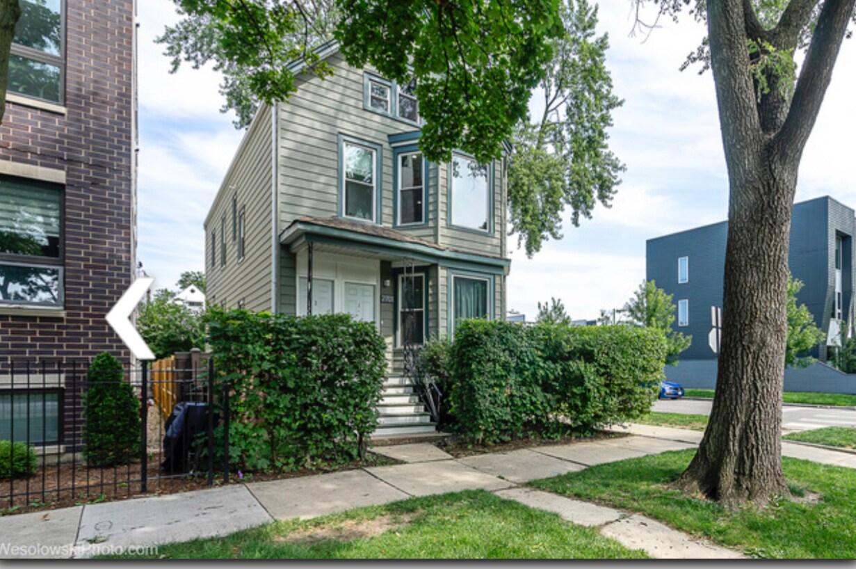 Primary Photo - 2701 N Hamlin Ave