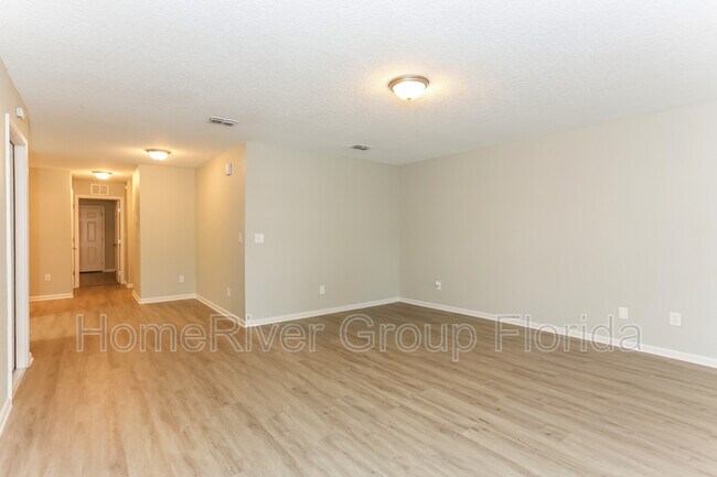 Foto del edificio - 9014 Dandy Ave