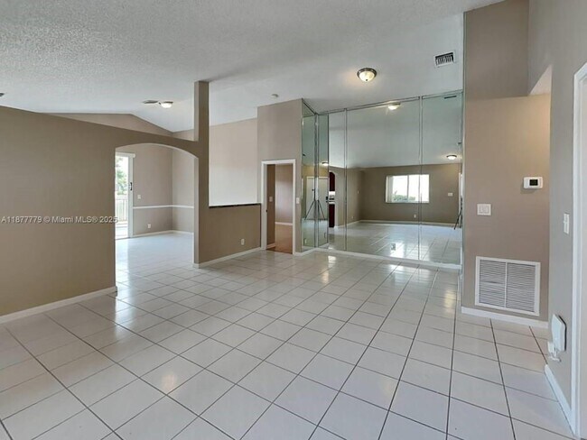 Foto del edificio - 1401 Banyan Cir