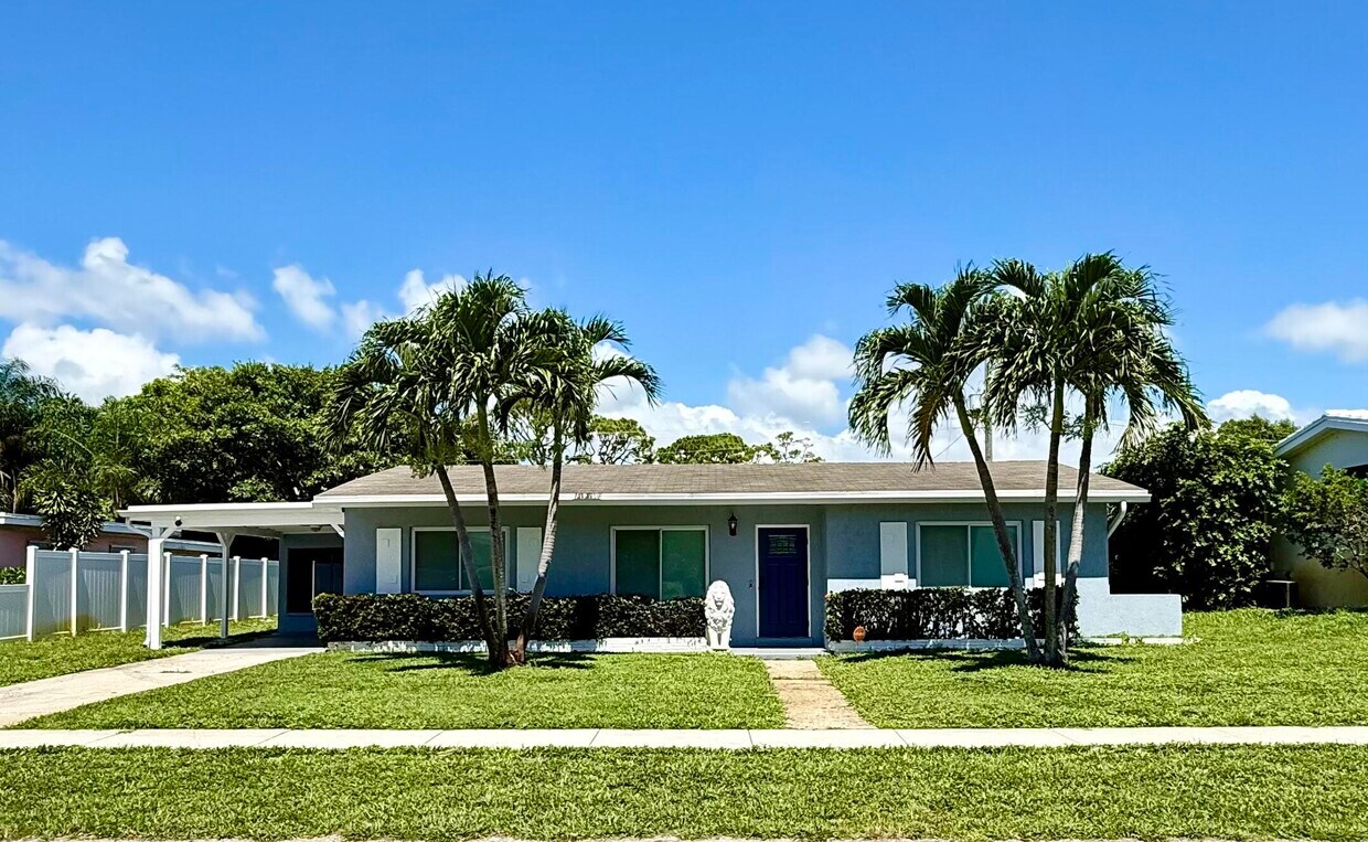 Primary Photo - 1615 Crest Dr