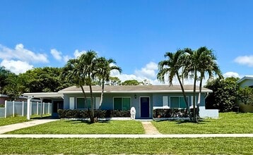 Building Photo - 1615 Crest Dr
