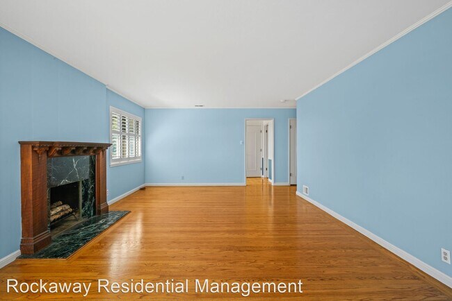 Building Photo - 3 br, 2.5 bath House - 2155 CRESTMOOR DR.