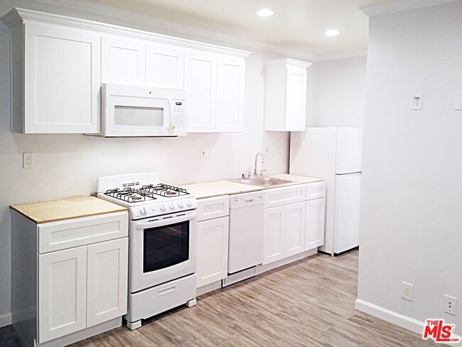Building Photo - 853 N Hudson Ave