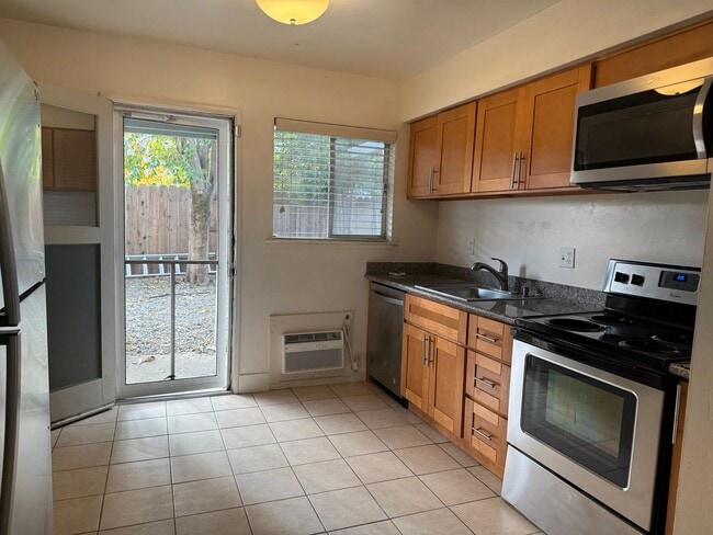 Building Photo - Adorable 2 bed 1 bath unit located in a 4 Plex close to Downtown Vacaville!!