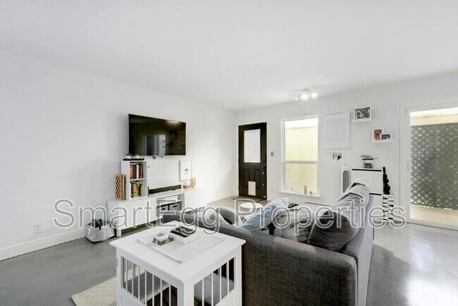 Foto del edificio - 6718 Silvermine Dr