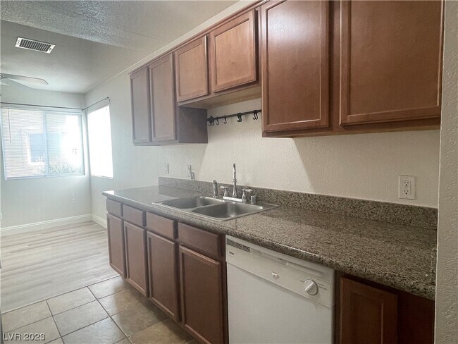 Foto del edificio - 1816 N Decatur Blvd