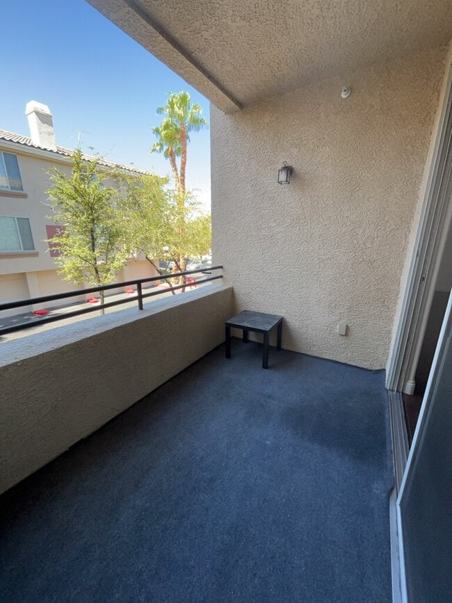 Building Photo - Resort Style Community, 2 Bed / 2 Bath / 1 Pvt. Garage, Apartment waiting for you!.