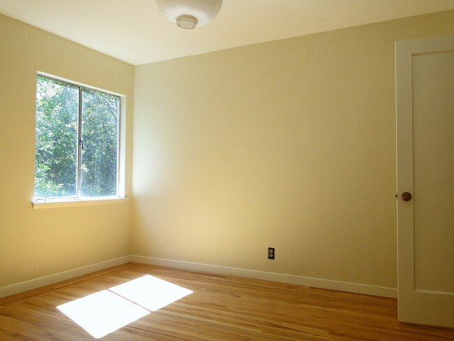 Foto del edificio - Sunny 2nd floor apt with a view near North...