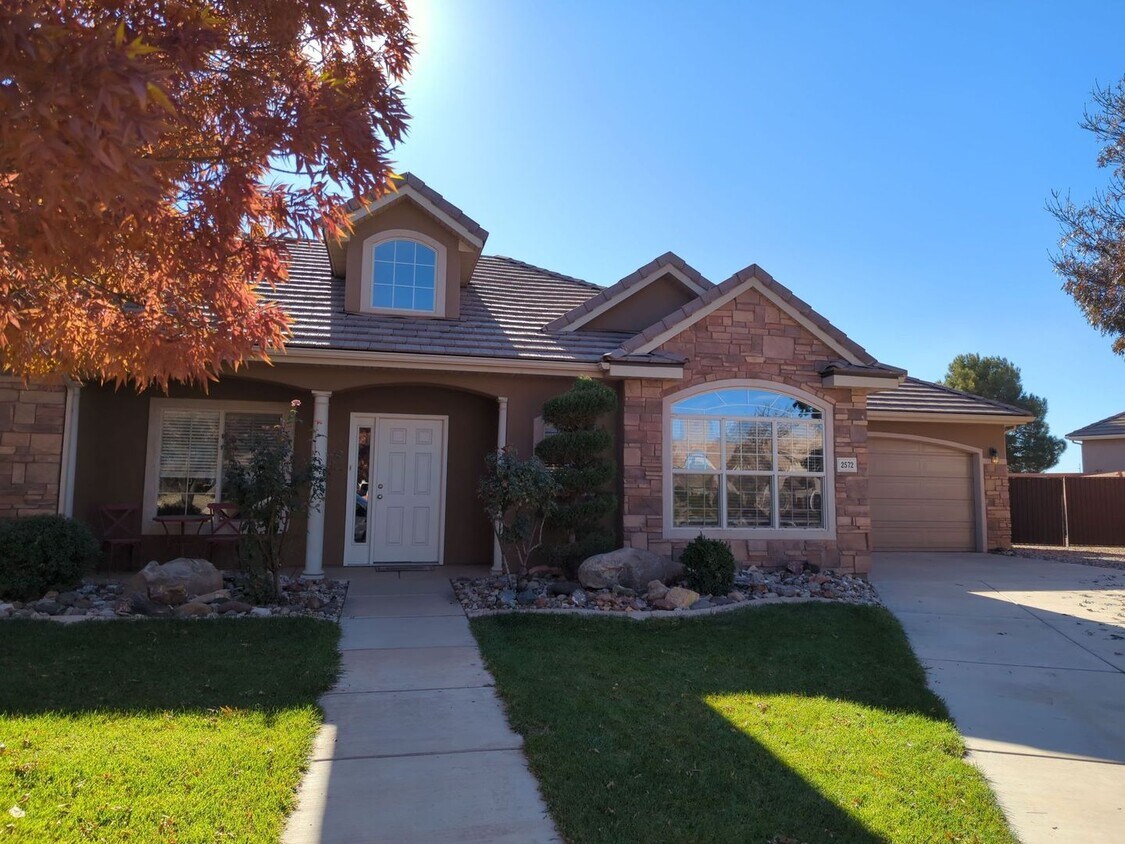 Primary Photo - Beautiful 3 Bedroom 2 Bathroom Home