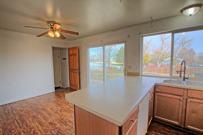 Foto del edificio - 3 bed 1 and 3/4 bath ranch home