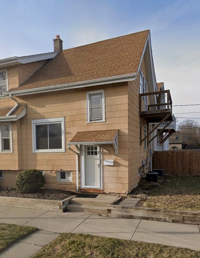 Balcón fuera de la cocina. - 2706 E Morgan Ave