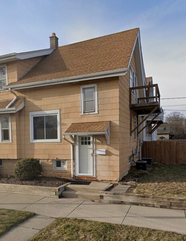 Balcón fuera de la cocina. - 2706 E Morgan Ave