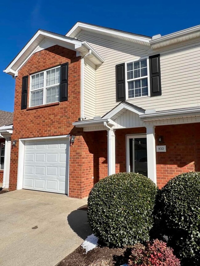 Building Photo - 2BR, 2.5BA Townhome with Garage in Blackma...