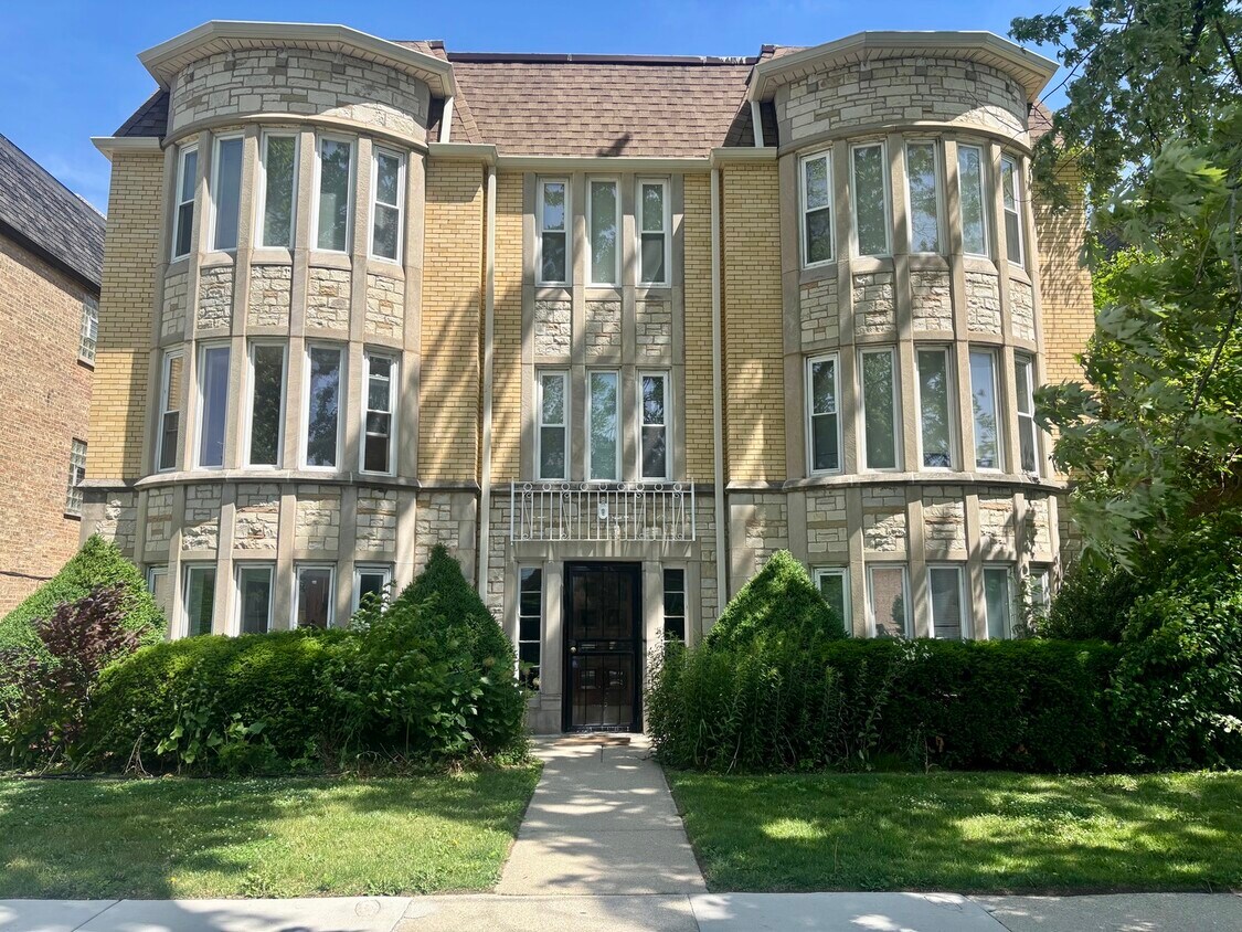 Foto principal - 6658 W Devon Ave