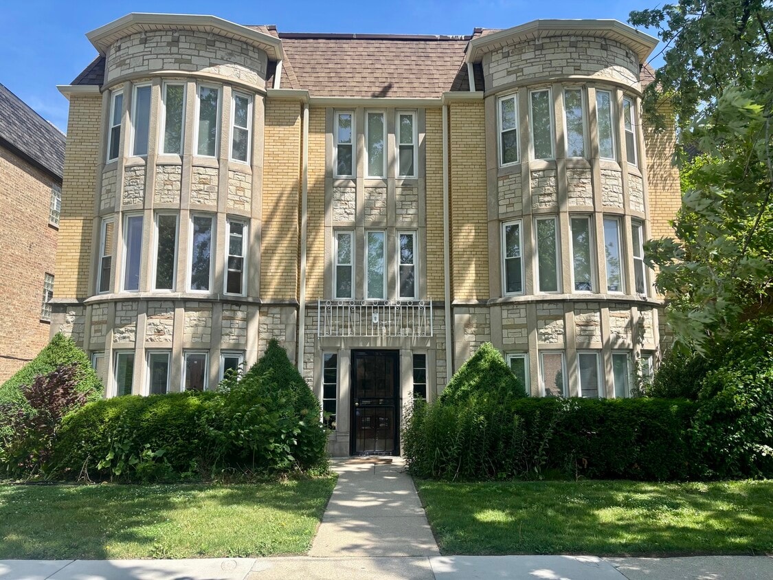 Primary Photo - 6658 W Devon Ave