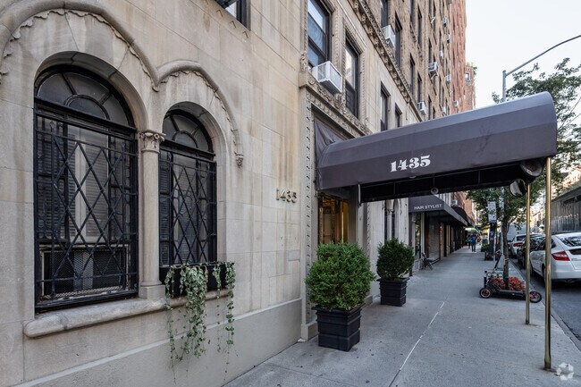 Entrada - 1435 Lexington Ave
