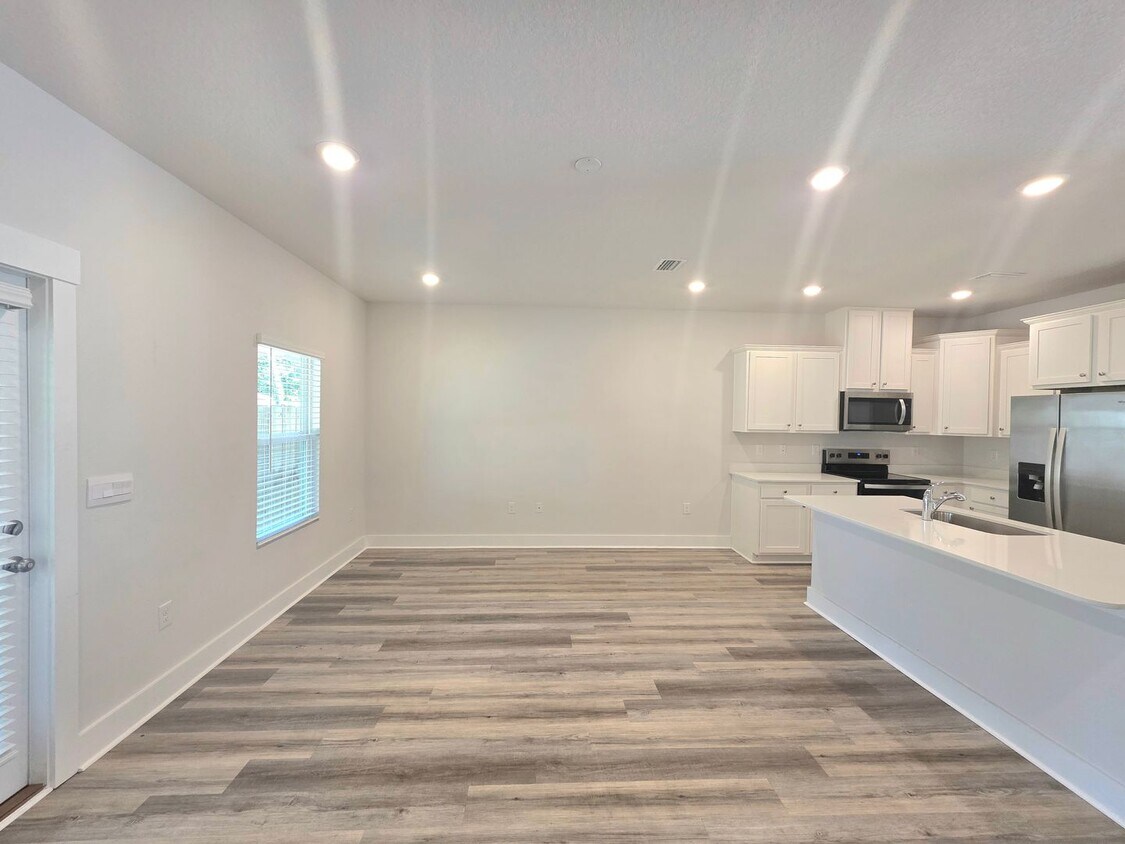 Foto del edificio - Spacious 3-Bedroom Townhouse