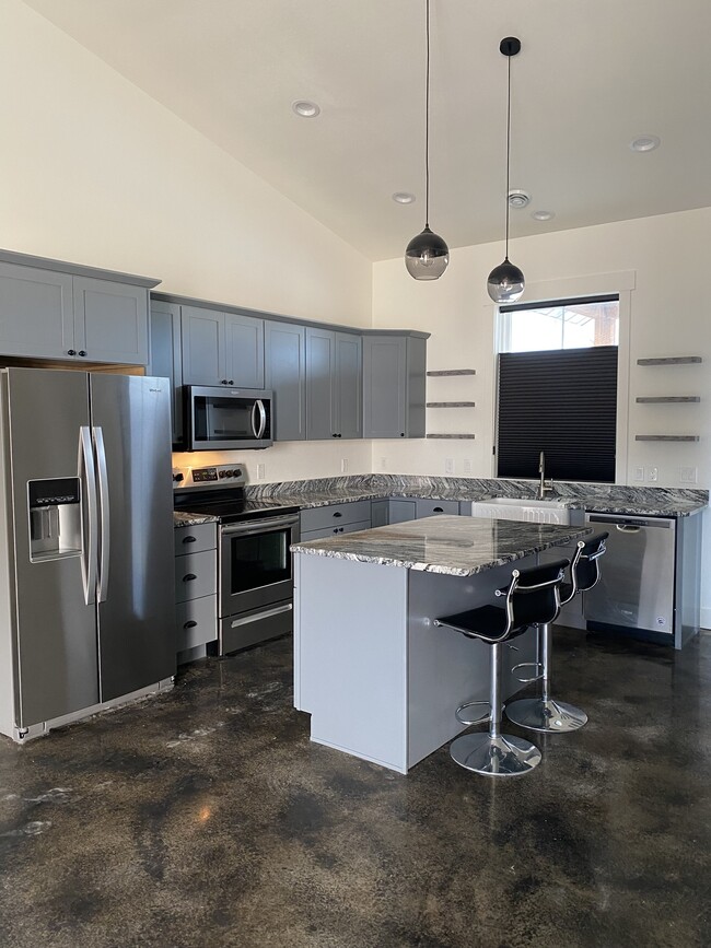 Building Photo - 1329 Silverton Dr
