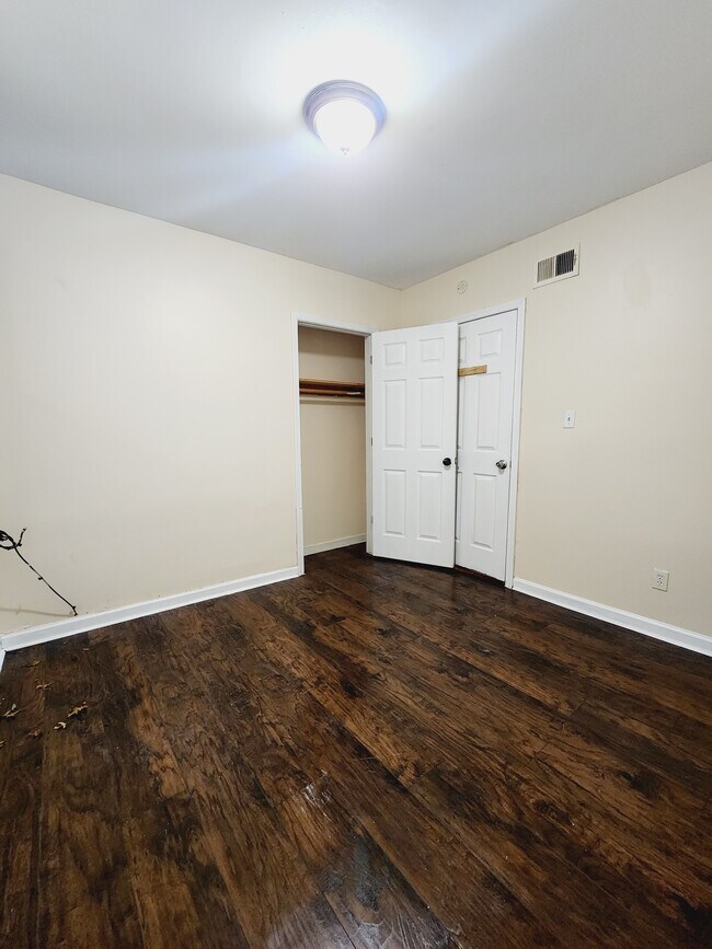 Building Photo - 449 Avon Ave