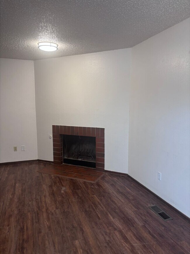 Foto del edificio - Cute 2 bed, 2 bath duplex in Noble, OK