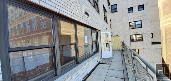 Building Photo - E 16 ST