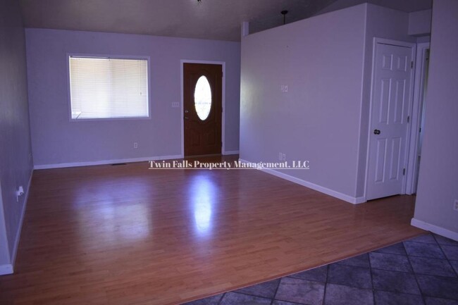 Building Photo - 2010 Carlis Cove