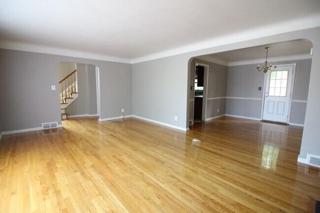 Building Photo - Beautiful Home in Grosse Pointe Woods