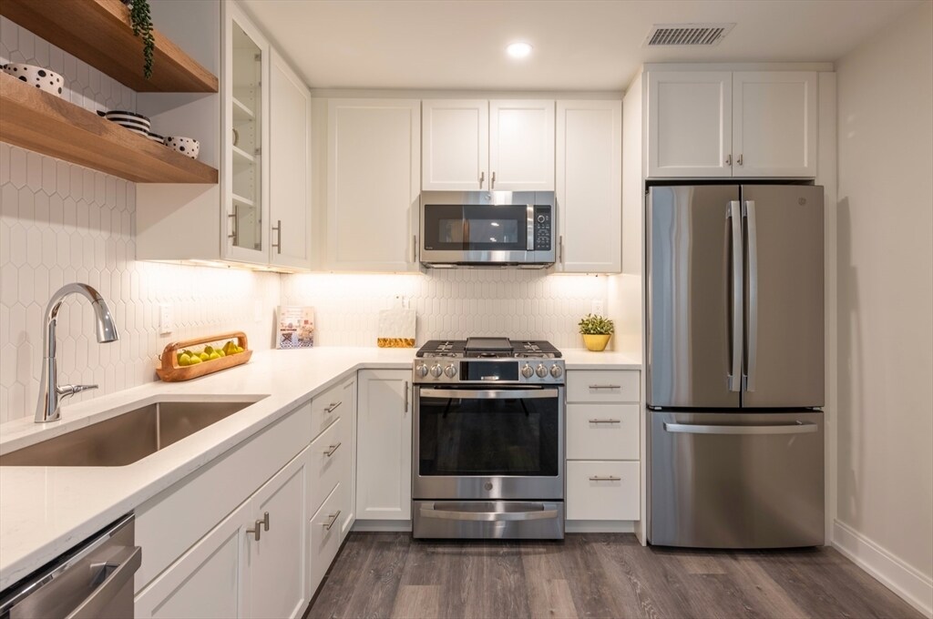 Primary Photo - 61 County St