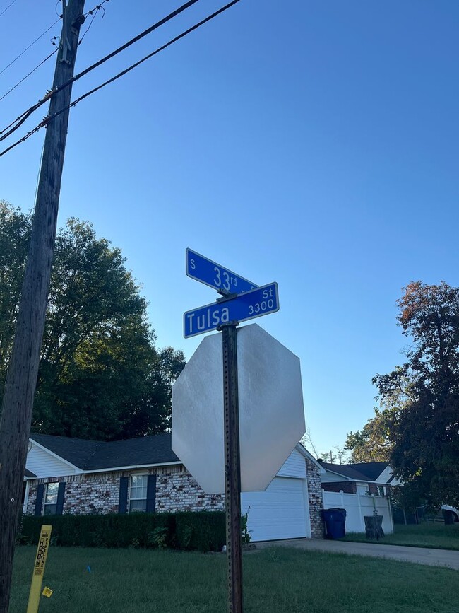 Building Photo - 3 BED, OFFICE + MUD ROOM HOME FOR RENT