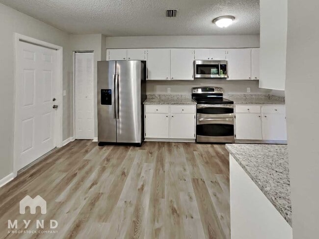 Building Photo - 2125 Karen Dr