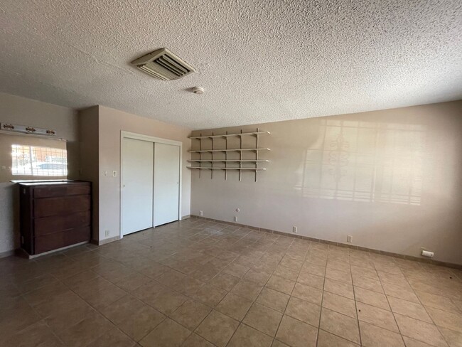 Building Photo - Large Studio