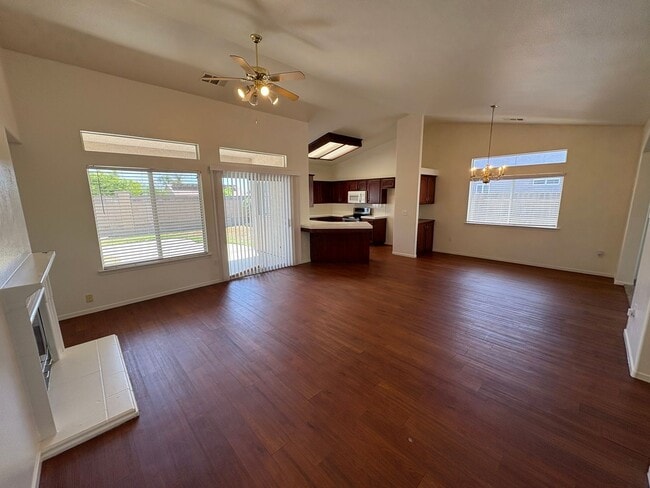 Building Photo - Cozy Lemoore Home Available Now!