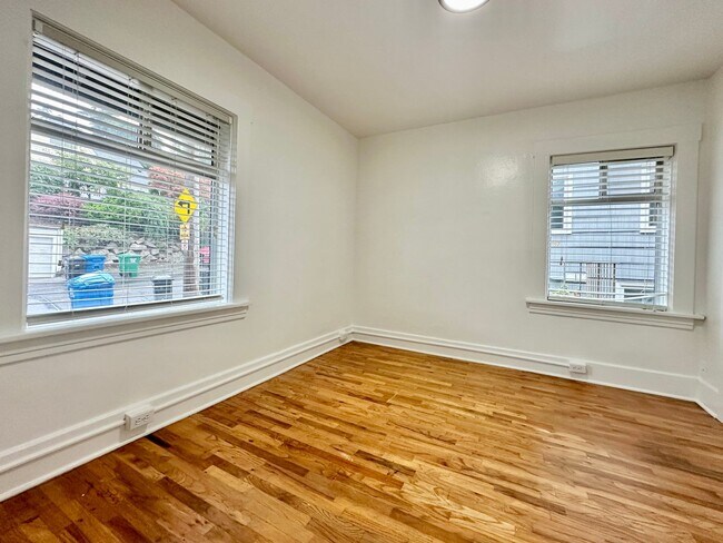 Building Photo - 412 35th Ave S