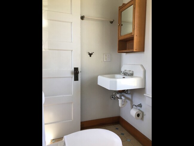 Hundir - 3804 N Valley Dr