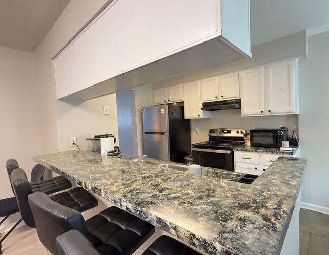 Foto del edificio - Beautiful 3BR Townhome in Gated Kings Square Community