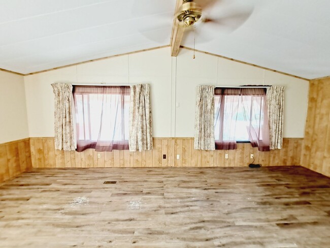 Foto del edificio - 2 Bedroom 2 Bathroom Trailer w/ Outdoor Sh...
