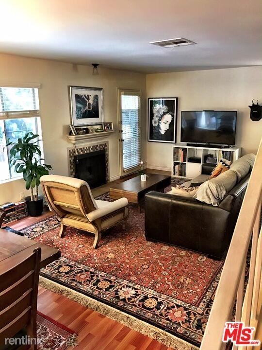 Building Photo - 2 br, 2.5 bath Townhome - 4238 Whitsett Av...