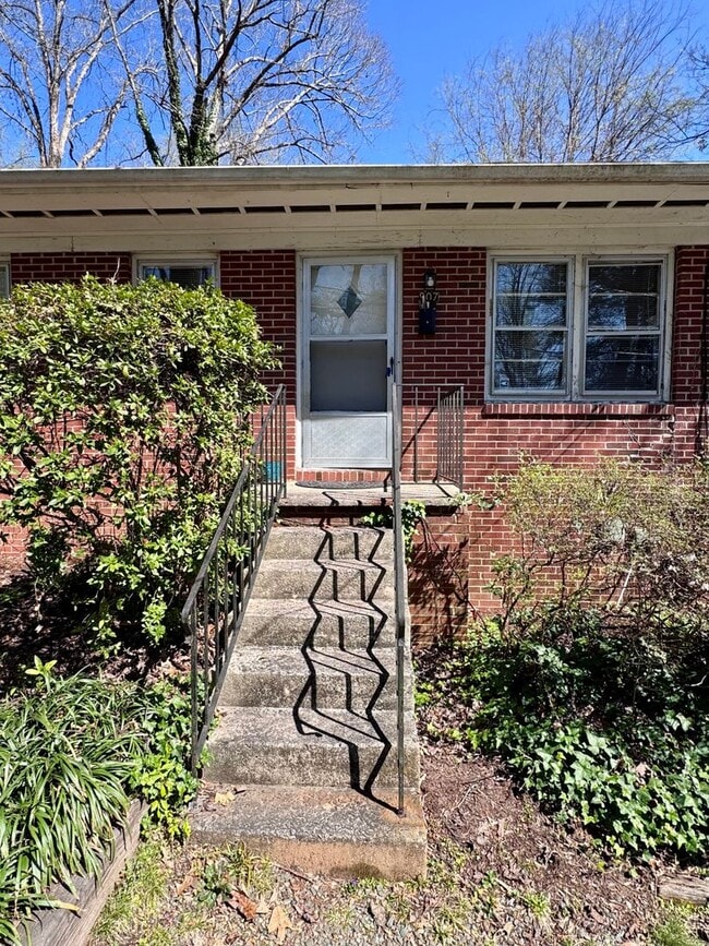 Building Photo - 907 Dawes St
