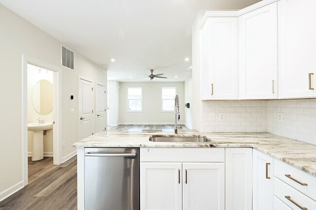 Building Photo - Pet-Friendly Fry's Spring Townhome Near 5th St Station